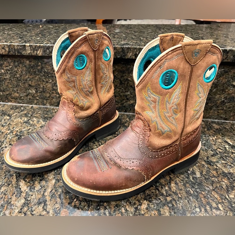 Size 8.5 Ariat fatbaby boots